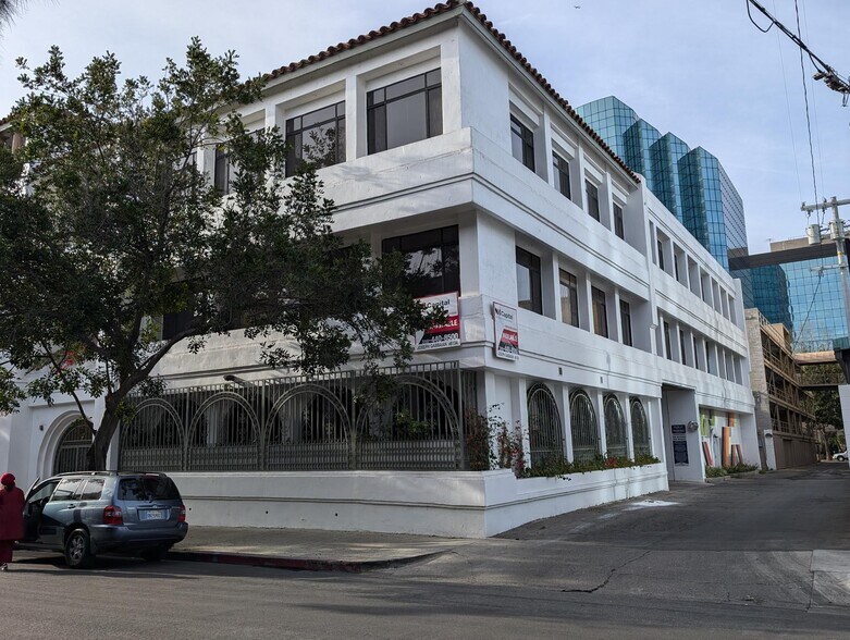 2211 Corinth Ave, Los Angeles, CA à louer - Photo de l’immeuble – Image 3 sur 4