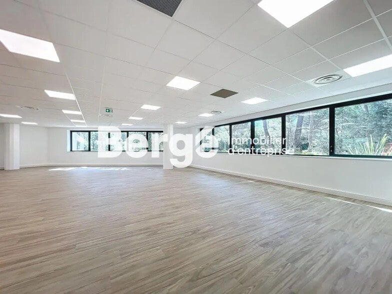 Bureau dans SOPHIA ANTIPOLIS à louer - Photo de l’immeuble – Image 1 sur 13