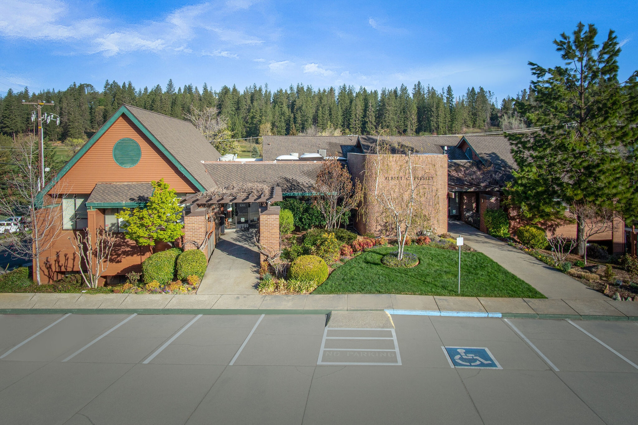 1061 E Main St, Grass Valley, CA à vendre Photo principale– Image 1 sur 31