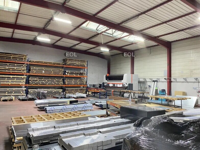 Local d’activités dans Chassieu à louer - Photo de l’immeuble – Image 3 sur 17