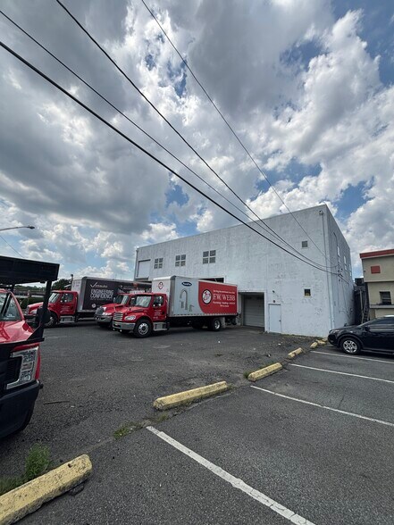 37 Stefanic Ave, Elmwood Park, NJ à vendre - Photo de l’immeuble – Image 3 sur 6