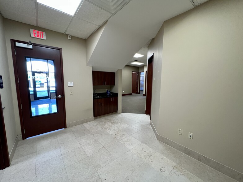 6300 N Revere Dr, Kansas City, MO à louer - Photo intérieure – Image 2 sur 7