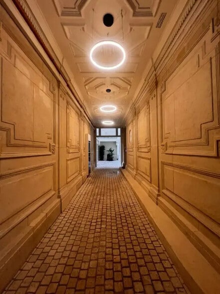 25 Rue Drouot, Paris à vendre - Photo de l’immeuble – Image 2 sur 5