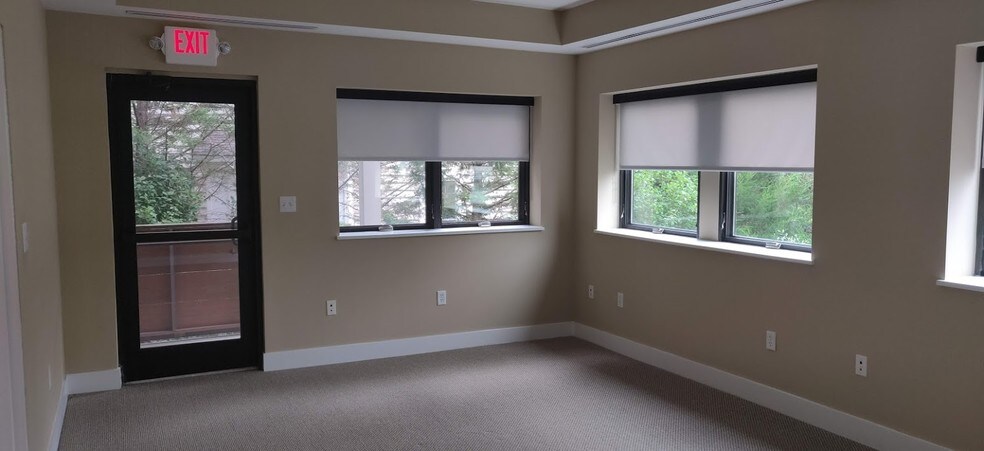6803 Whittier Ave, McLean, VA à louer - Photo intérieure – Image 2 sur 5