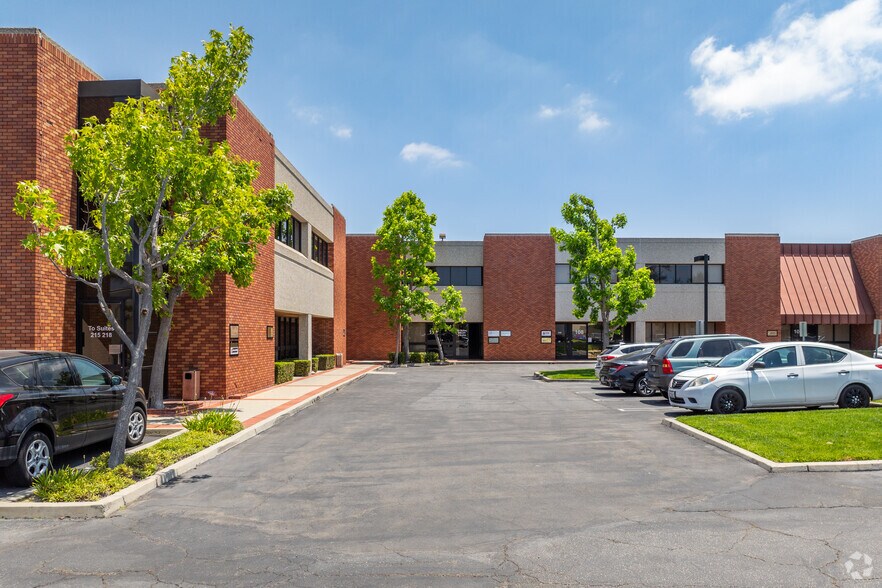 370 Amapola Ave, Torrance, CA à louer - Photo de l’immeuble – Image 2 sur 9