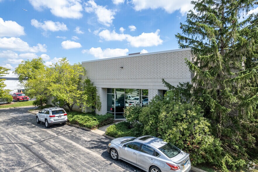 75 Chancellor Dr, Roselle, IL à vendre - Photo de l’immeuble – Image 3 sur 7