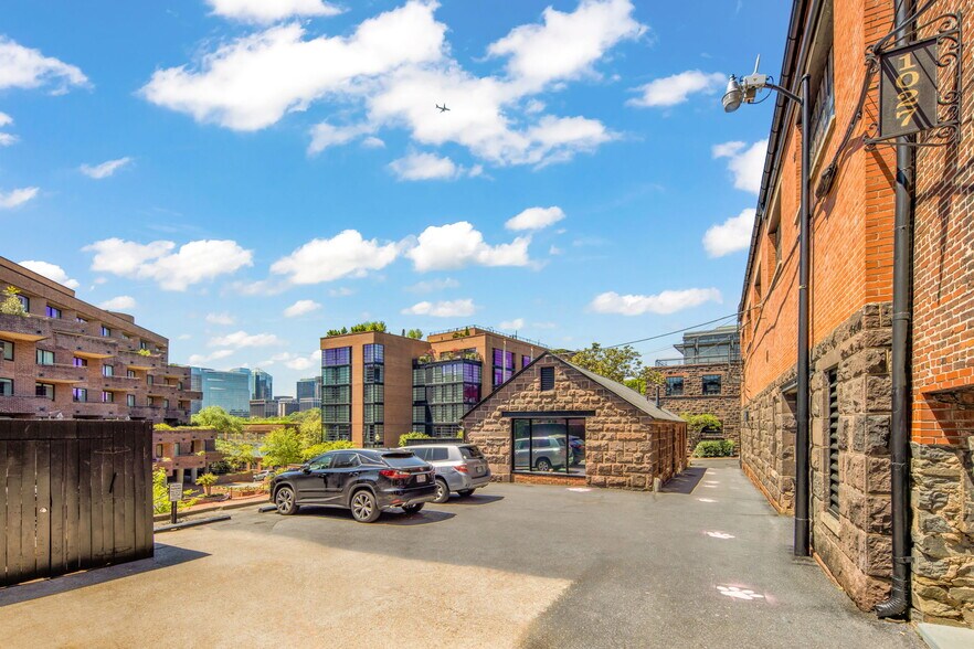 1028 33rd St NW, Washington, DC à louer - Photo de l’immeuble – Image 3 sur 8