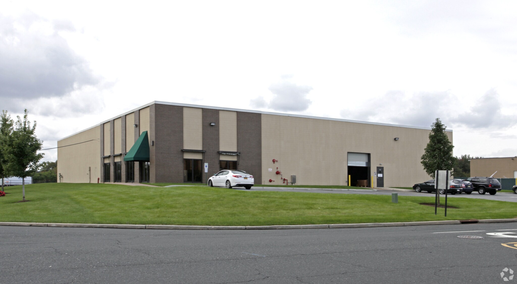 12 Parkway Pl, Edison, NJ à louer Photo principale– Image 1 sur 7