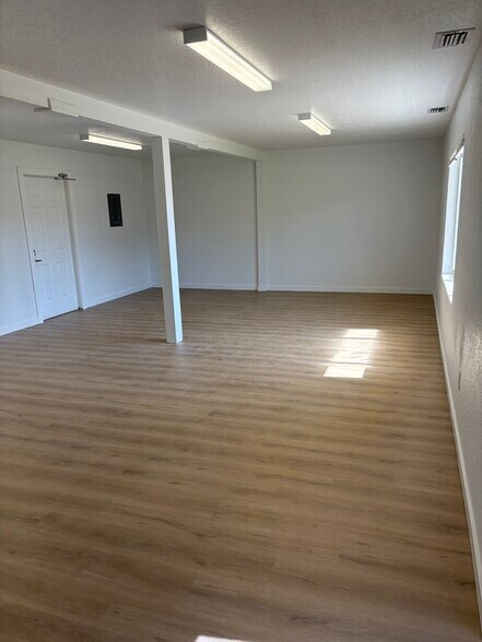 18440 Paulson Dr, Port Charlotte, FL à louer - Photo de l’immeuble – Image 3 sur 11