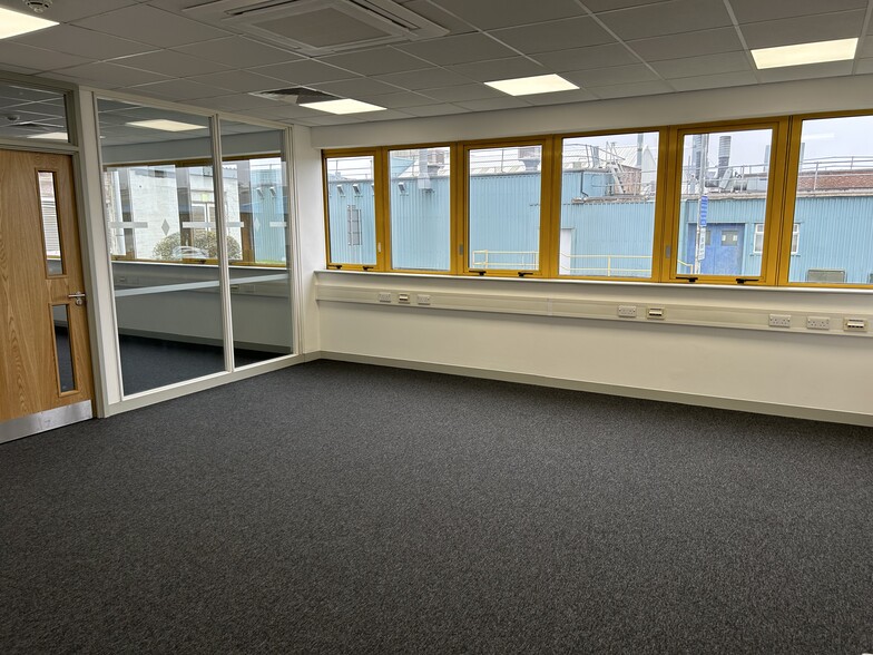 105 Frank Lester Way way, Luton à louer - Photo de l’immeuble – Image 2 sur 6