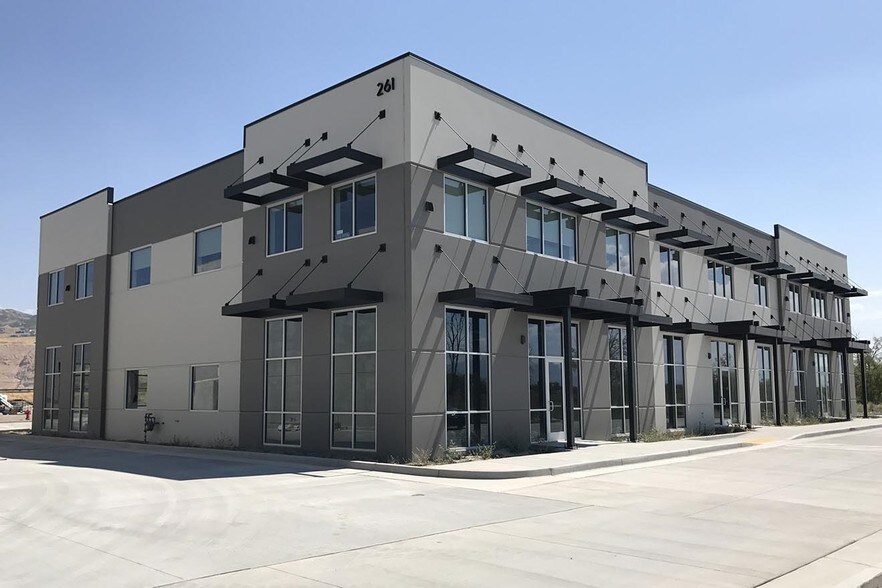 261 River Bend Way, North Salt Lake, UT à louer - Photo principale – Image 1 sur 1