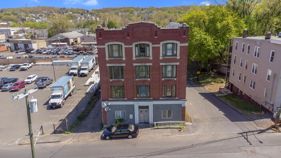 197 S Leonard St, Waterbury, CT à vendre - Photo de l’immeuble – Image 2 sur 22