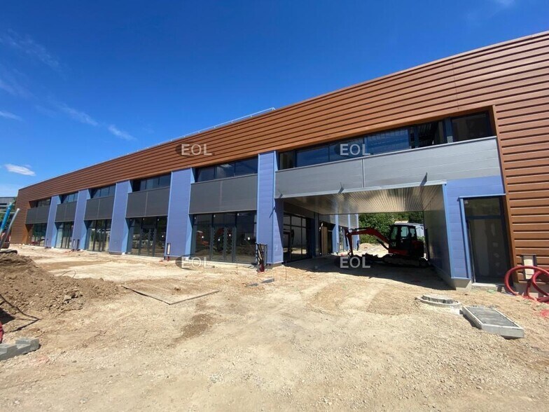 Local d’activités dans Roquevaire à louer - Photo de l’immeuble – Image 2 sur 5