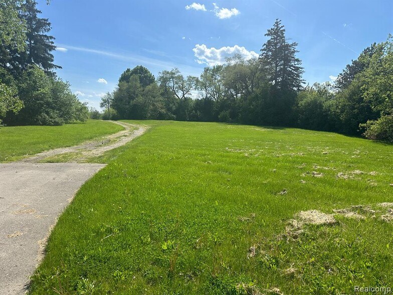 8000 S Saginaw Rd, Grand Blanc, MI à vendre - Autre – Image 2 sur 4