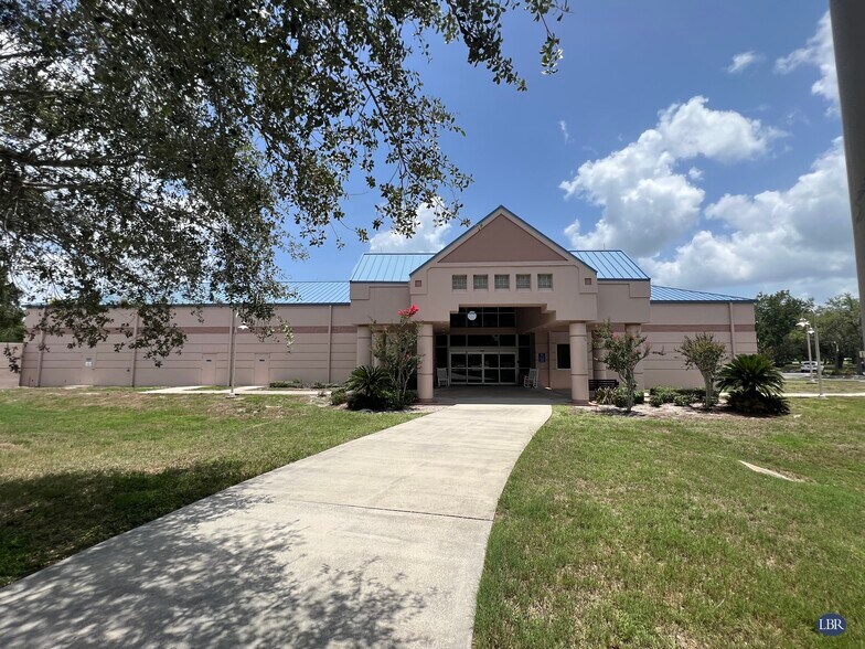 8060 Spyglass Hill Rd, Melbourne, FL à louer - Photo de l’immeuble – Image 1 sur 9