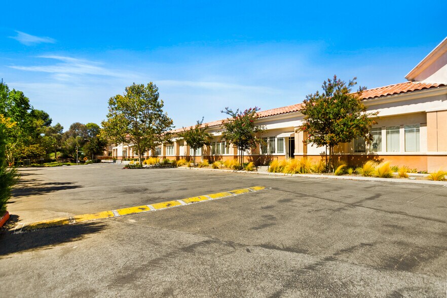 2090 Chino Hills Pkwy, Chino Hills, CA à vendre - Photo de l’immeuble – Image 3 sur 57