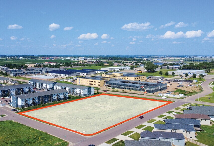 3301 N Career Ave, Sioux Falls, SD à vendre - Photo de l’immeuble – Image 1 sur 3