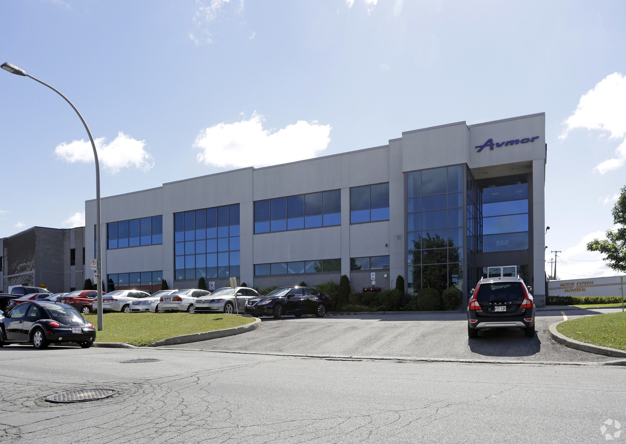 950 Rue Michelin, Laval, QC à louer Photo principale– Image 1 sur 3