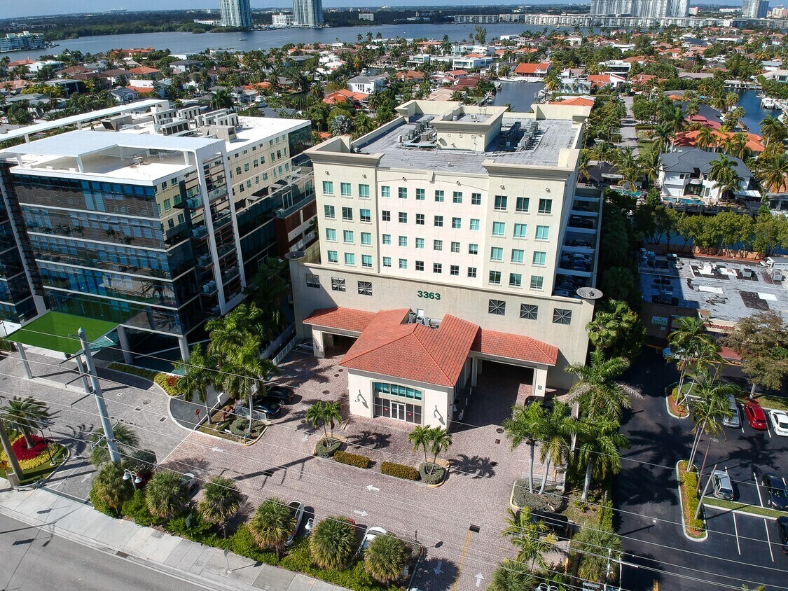 3363 NE 163rd St, North Miami Beach, FL portefeuille de 3 biens à vendre sur LoopNet.fr Photo principale– Image 1 sur 34