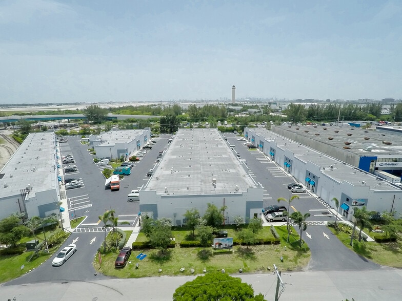 2365 NW 70th Ave, Miami, FL à louer - Photo de l’immeuble – Image 3 sur 9