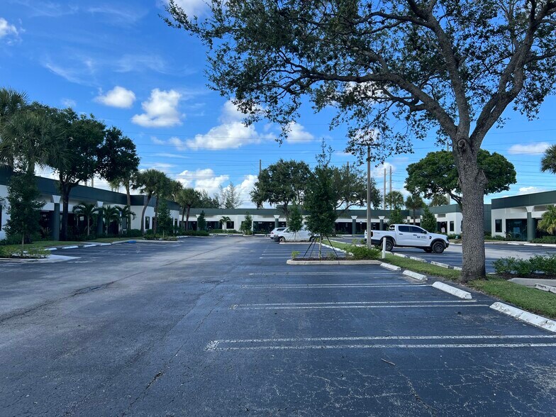 901 Northpoint Pky, West Palm Beach, FL à louer - Photo de l’immeuble – Image 2 sur 6