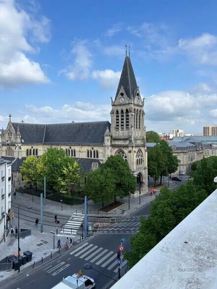 Local commercial dans Saint-Denis à louer - Photo de l’immeuble – Image 1 sur 4