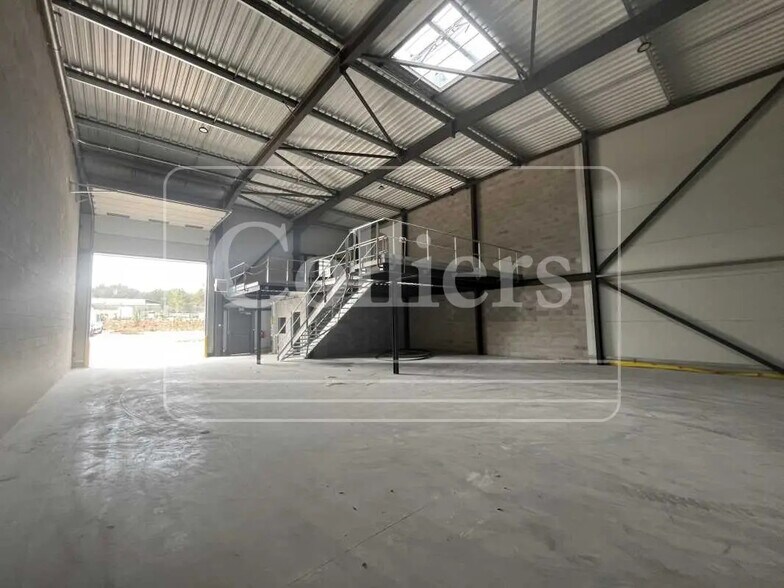 Local d’activités dans Signes à louer - Photo intérieure – Image 2 sur 3