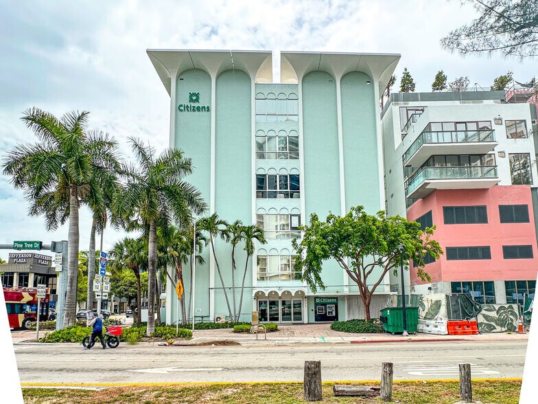 301 Arthur Godfrey Rd, Miami Beach, FL à louer - Photo de l’immeuble – Image 3 sur 5