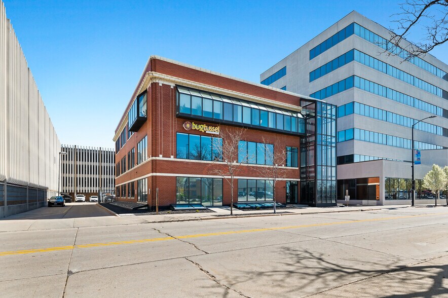 417 Pine St, Green Bay, WI à vendre - Photo de l’immeuble – Image 1 sur 55
