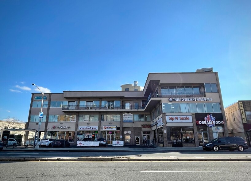 162-16 Union Tpke, Flushing, NY à louer - Photo de l’immeuble – Image 2 sur 6