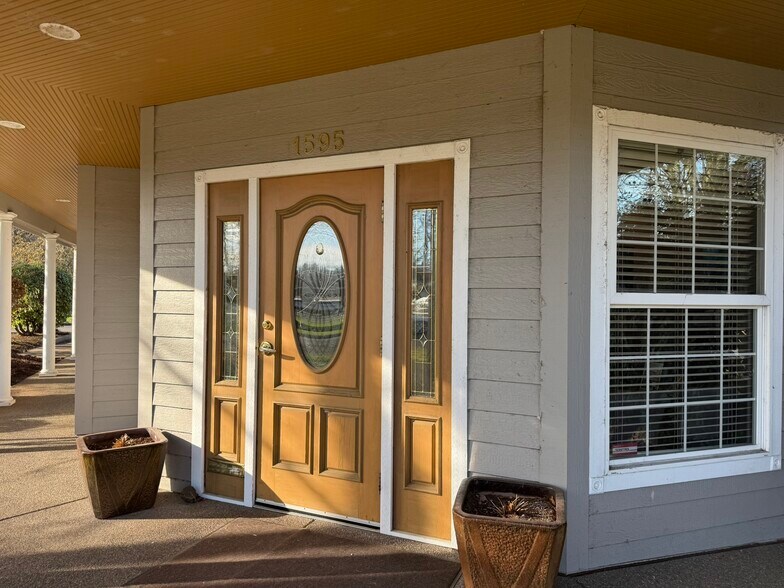 1595 Commercial St SE, Salem, OR à louer - Photo de l’immeuble – Image 3 sur 4