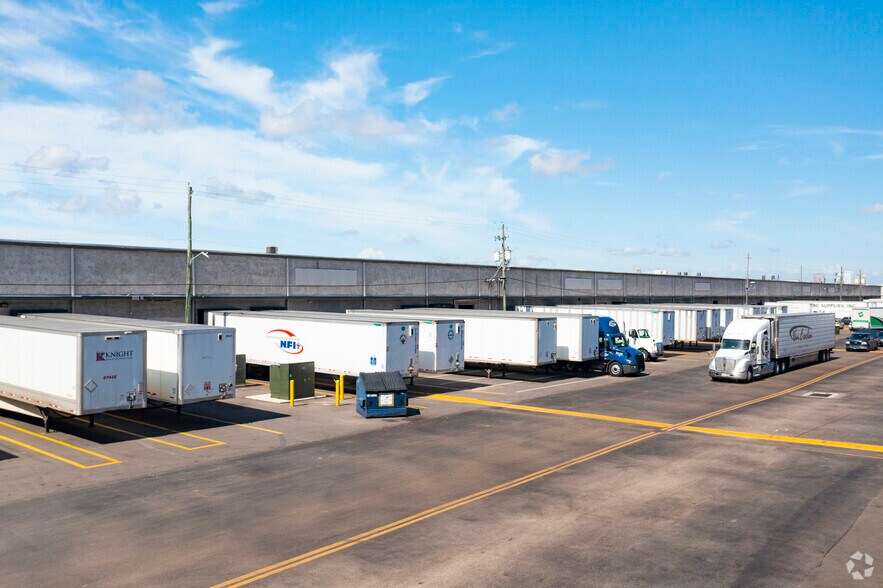 4901-4971 Distribution Dr, Tampa, FL à louer - Photo de l’immeuble – Image 3 sur 9