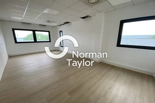 Plus de détails pour Bureau, Industriel/Logistique à louer