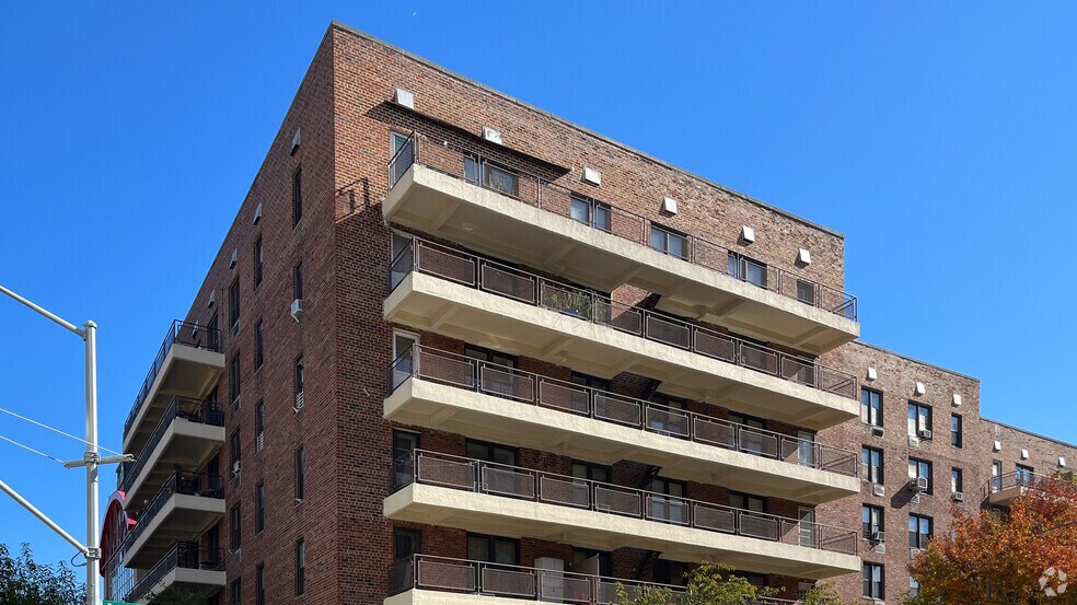 13710 Franklin Ave, Flushing, NY à louer - Photo de l’immeuble – Image 2 sur 15
