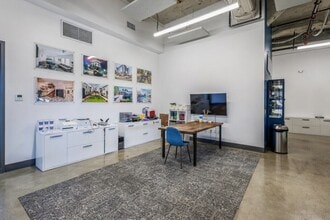 2744 E 11th St, Oakland, CA à louer Photo intérieure– Image 1 sur 6