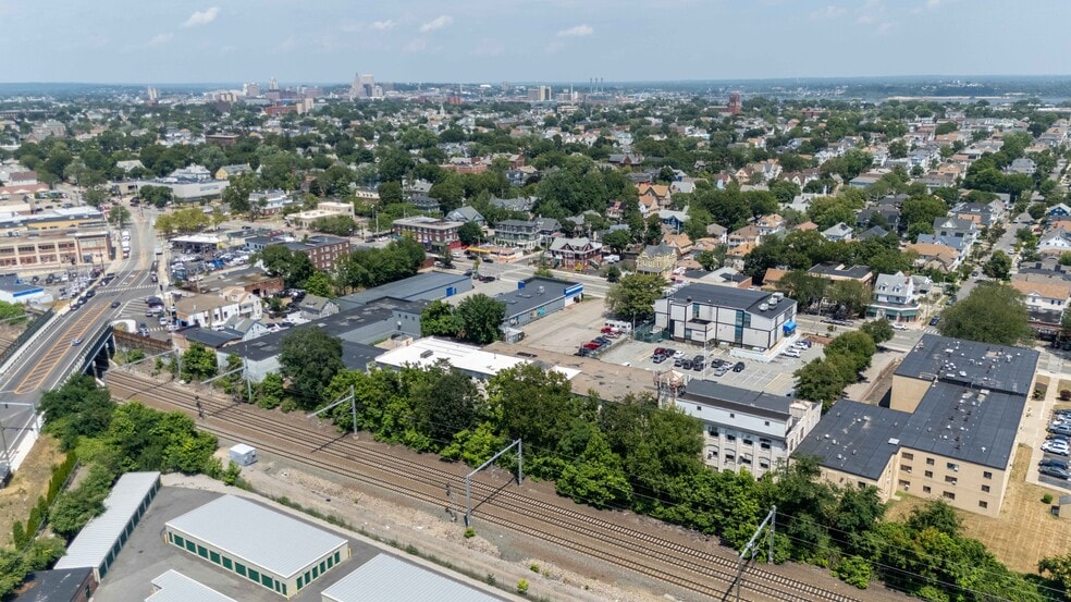 669 Elmwood Ave, Providence, RI à vendre - Photo de l’immeuble – Image 2 sur 7