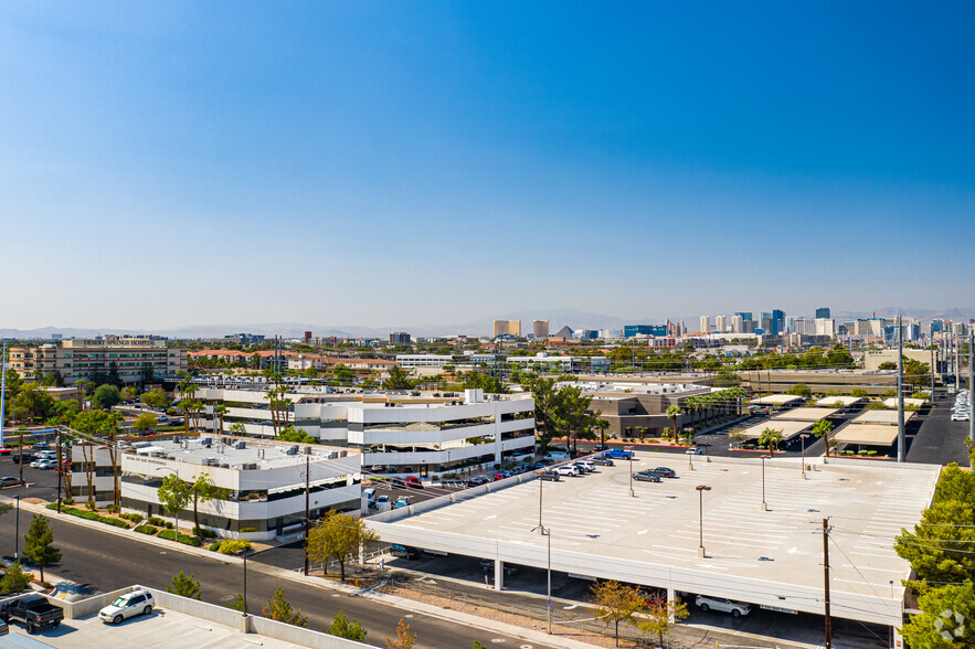 2080 E Flamingo Rd, Las Vegas, NV à vendre - Photo de l’immeuble – Image 2 sur 12