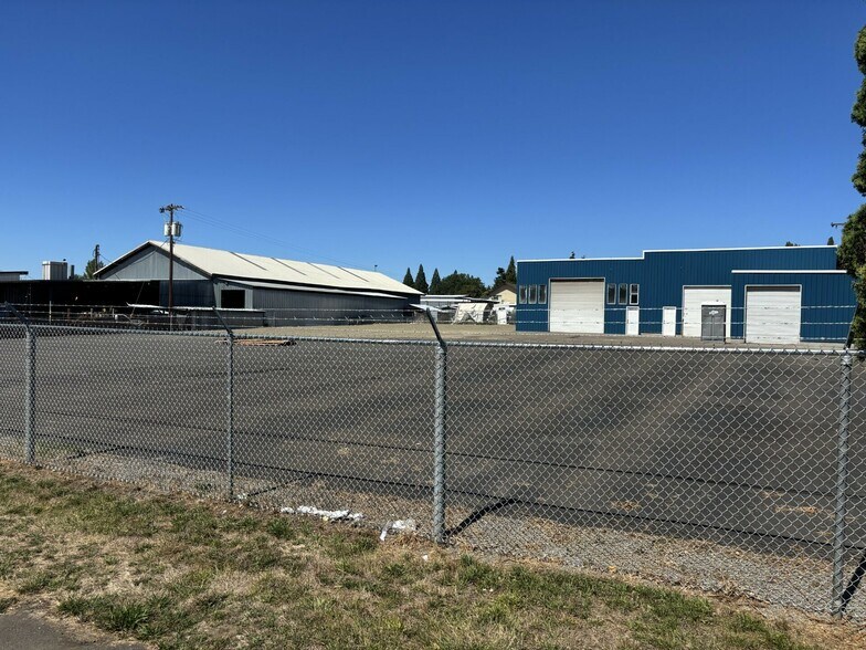 10645 NW 318th Pl, North Plains, OR à louer - Photo de l’immeuble – Image 2 sur 4