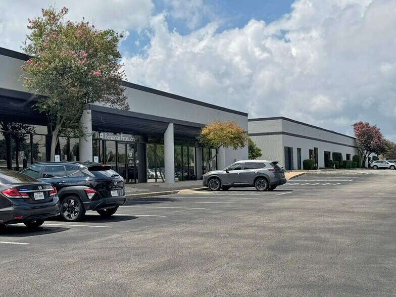 2391 NE Loop 410, San Antonio, TX à louer - Photo de l’immeuble – Image 2 sur 10