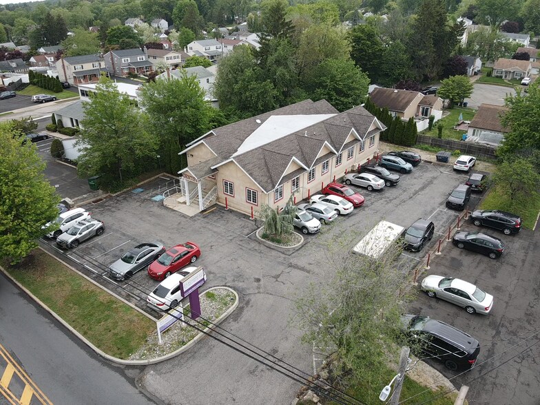 327 Township Line Rd, Elkins Park, PA à vendre - Photo de l’immeuble – Image 2 sur 6