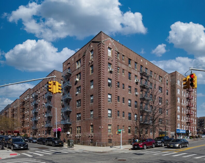 4751 40th St, Long Island City, NY à vendre Photo de l’immeuble– Image 1 sur 10