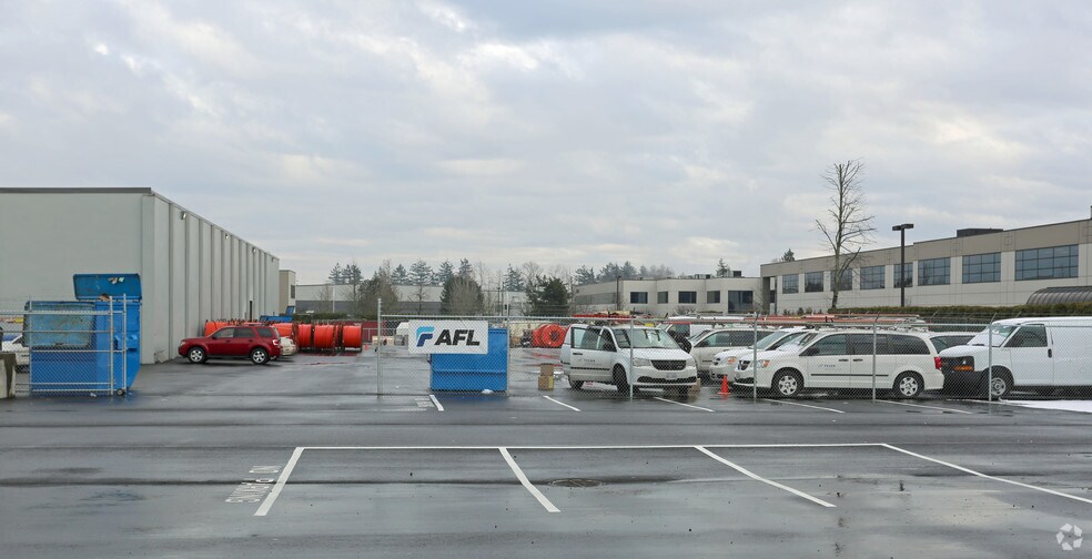 13120 76th Ave, Surrey, BC à louer - Photo de l’immeuble – Image 2 sur 5