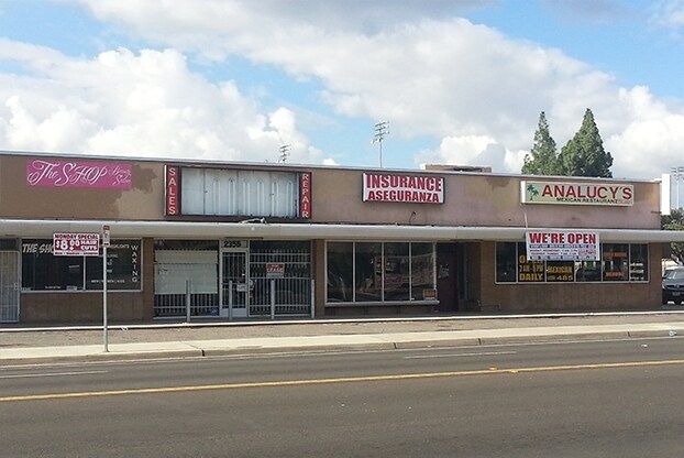 4122-4150 E Clinton Ave, Fresno, CA à louer - Photo de l’immeuble – Image 3 sur 7