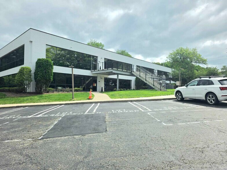 1 Executive Blvd, Suffern, NY à louer - Photo de l’immeuble – Image 2 sur 41