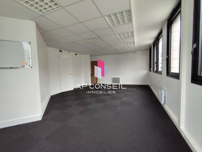 Bureau dans Montigny-le-Bretonneux à louer - Photo intérieure – Image 2 sur 4