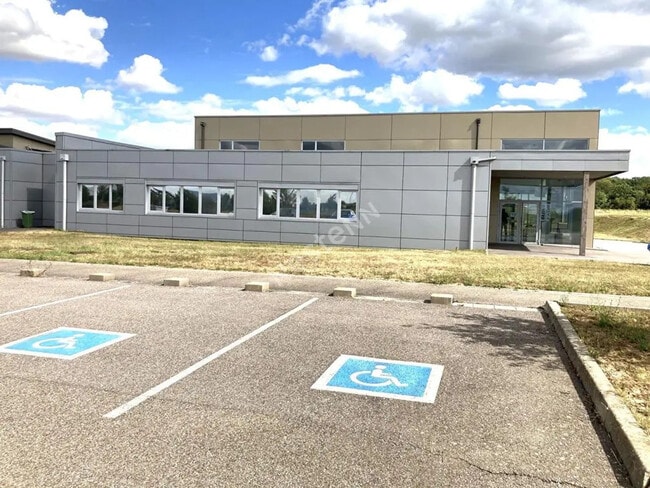 Plus de détails pour Local d'activités à louer