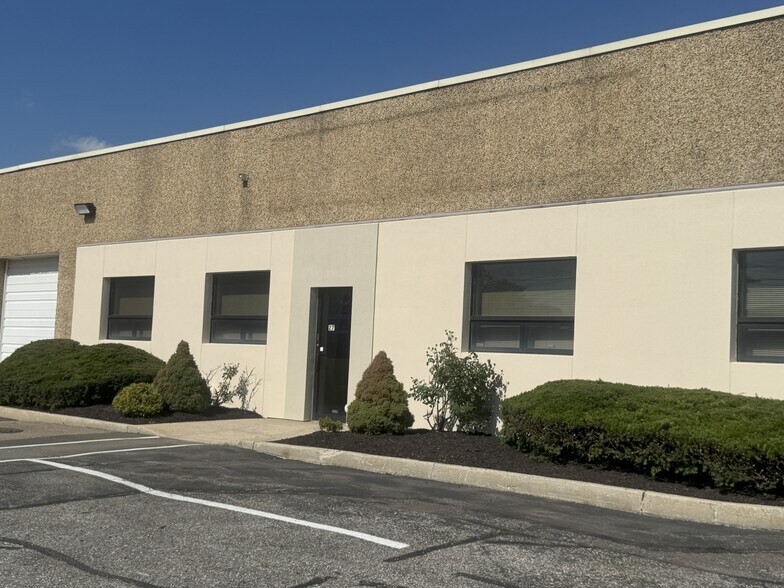 27 Sarah Dr, Farmingdale, NY à louer - Photo de l’immeuble – Image 1 sur 10