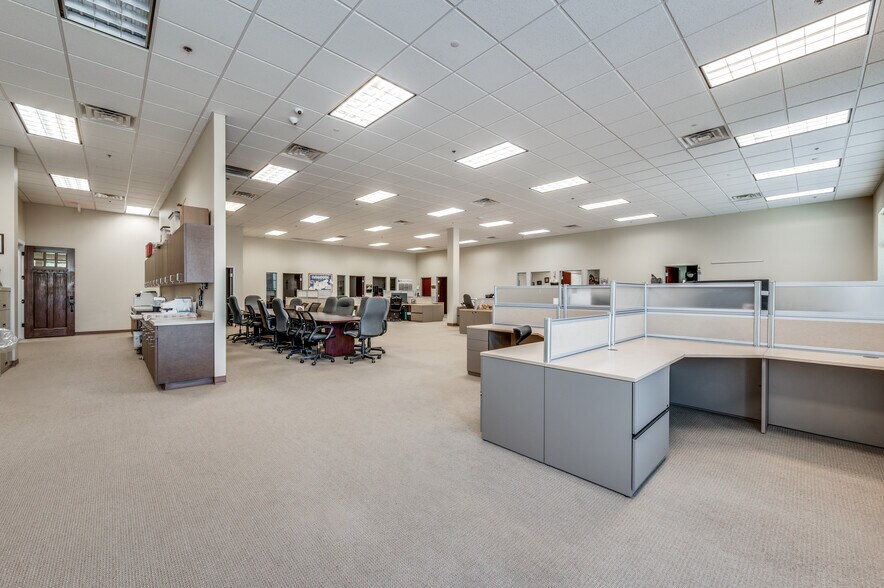 6652 Pinecrest Dr, Plano, TX à louer - Photo de l’immeuble – Image 3 sur 17