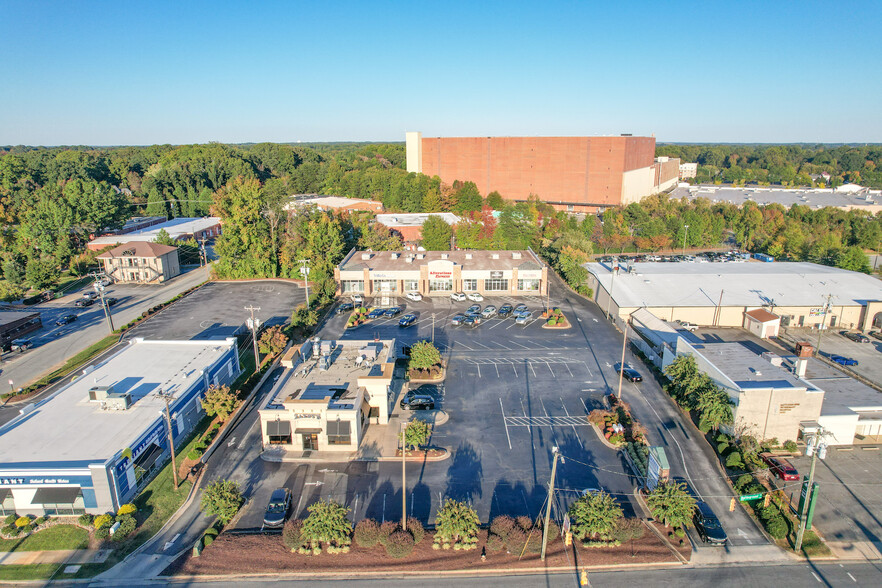 2500 Battleground Ave, Greensboro, NC à louer - Photo de l’immeuble – Image 2 sur 5