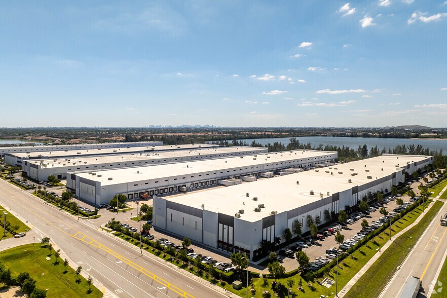 3980 W 104th St, Hialeah, FL à louer - Photo de l’immeuble – Image 3 sur 7